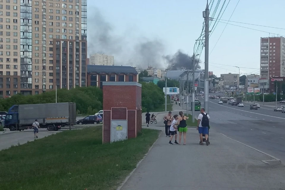 Новосибирцы заметили огромный столб черного дыма недалеко от метро Золотая Нива.