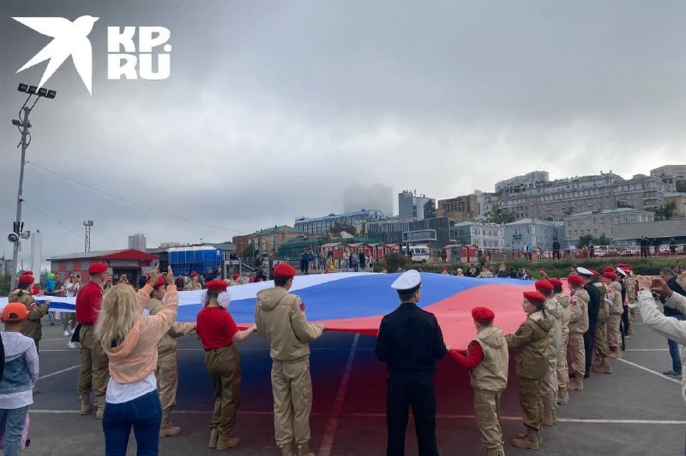 День России во Владивостоке празднуют с самого утра. Фото: Марина МИКИТЮК