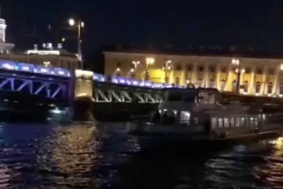 Теплоход с пассажирами врезался в опору Дворцового моста