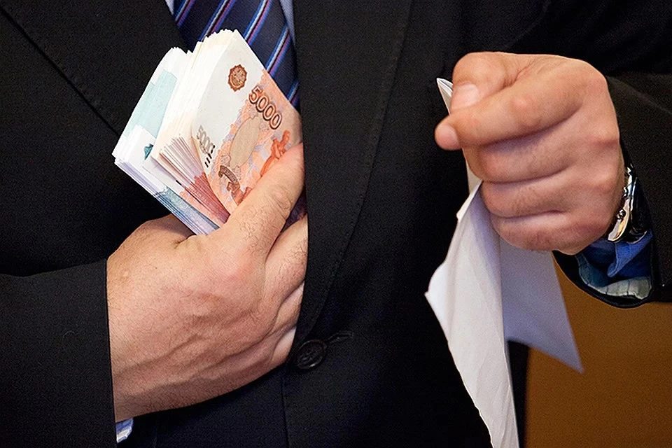 Сразу после передачи денег инспектор был задержан на месте преступления.