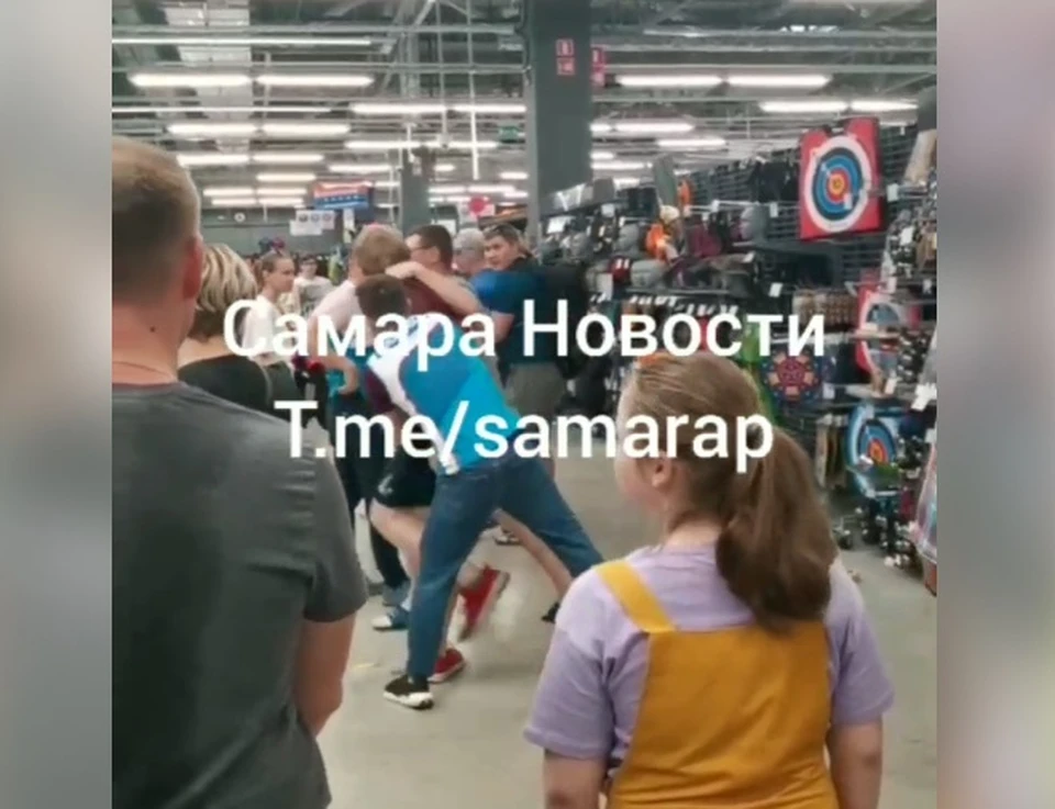 Сотрудники магазина с трудом разняли драчунов
