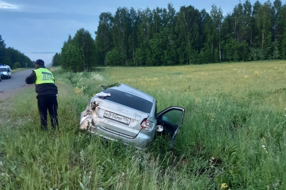 Машину неоднократно опрокидывало в процессе падения. Фото: пресс-служба УГИБДД ГУ МВД по Свердловской области