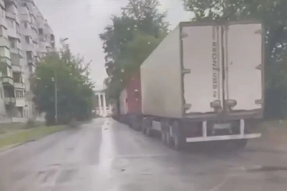 В Новосибирске водители тягачей устроили стихийную парковку на Даргомыжского. Фото: "АСТ-54".