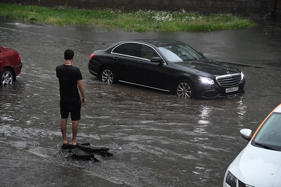 Из-за дождей на улицах города появились огромные лужи