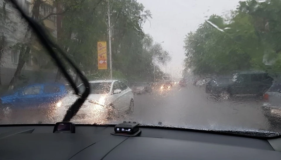 Дожди могут стать причиной аварии на дороге, поэтому водителям важно соблюдать скоростной режим и придерживаться безопасной дистанции.