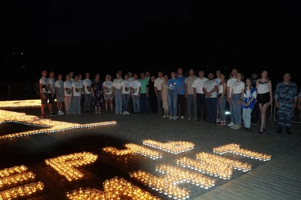 В Керчи из 10 тысч свечей выложили фото моряка-десантника. Фото: Святослав Брусаков/VK