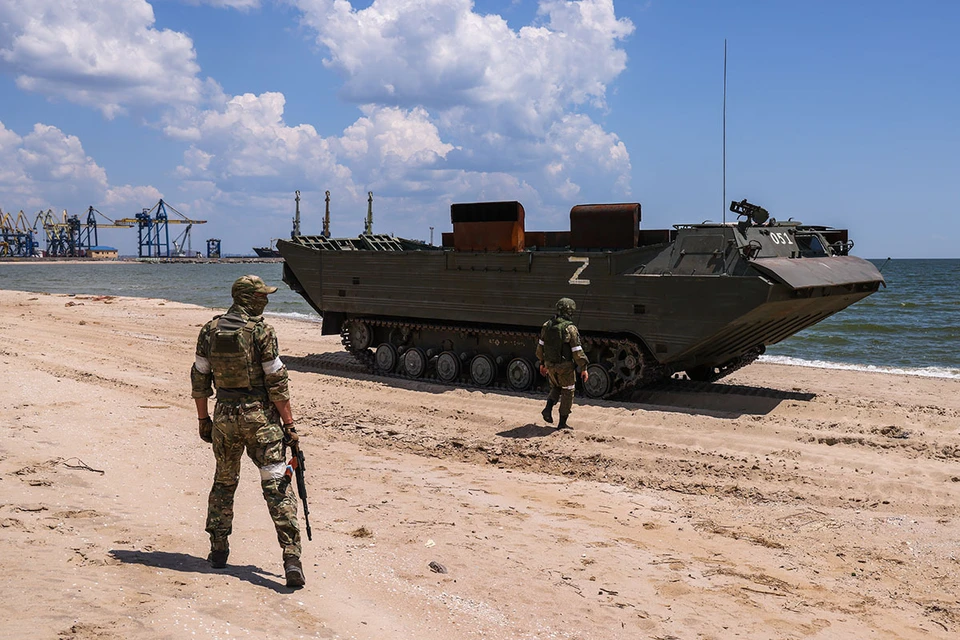 Военнослужащие Народной милиции ДНР во время разминирования пляжей около территории морского торгового порта. Фото: Владимир Гердо/ТАСС