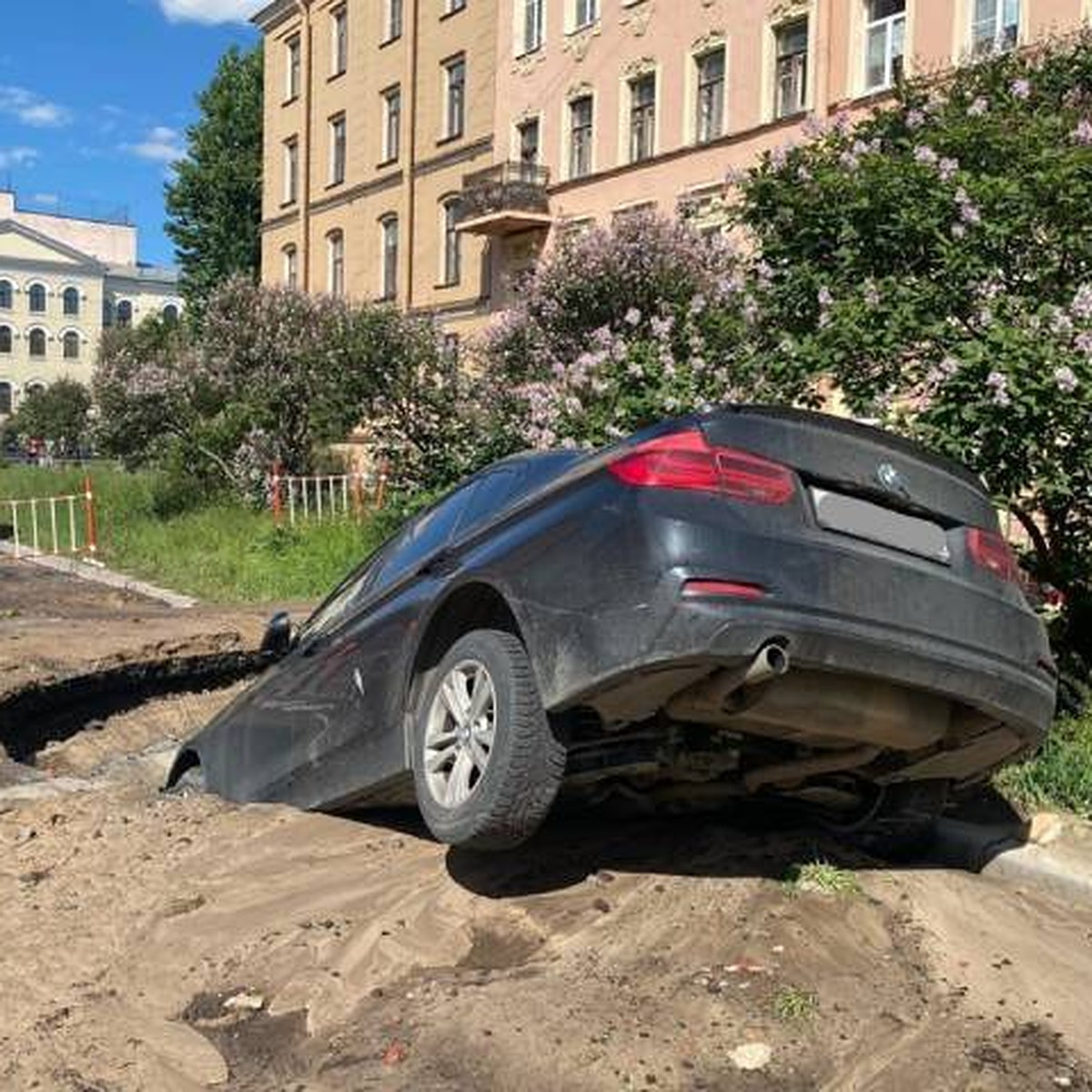 BMW провалился под землю в центре Петербурга - KP.RU