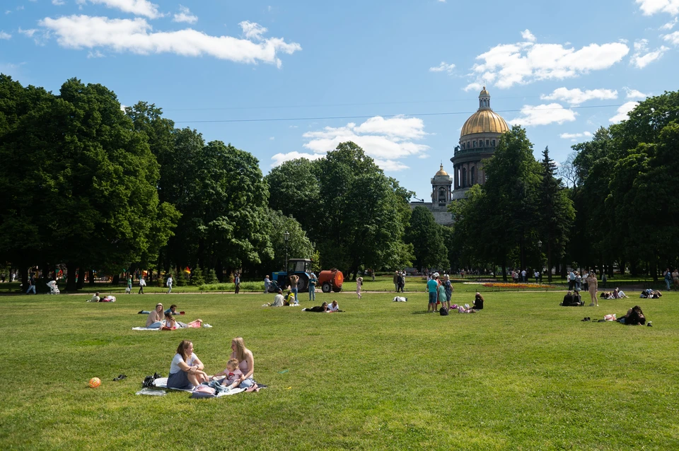 Жара надвигается на Петербург.