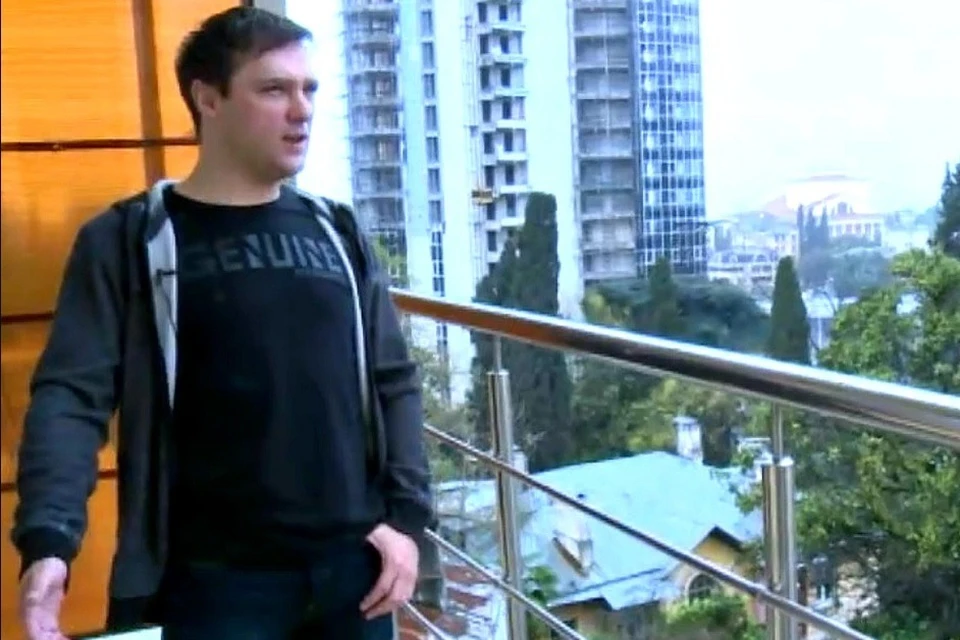 Юрий Шатунов на балконе своей квартиры показывает вид, который открывается из окна.