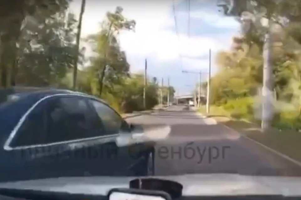 Виновник аварии подрезал пострадавшего на мосту. Фото: стоп-кадр с видео паблика "Типичный Оренбург"
