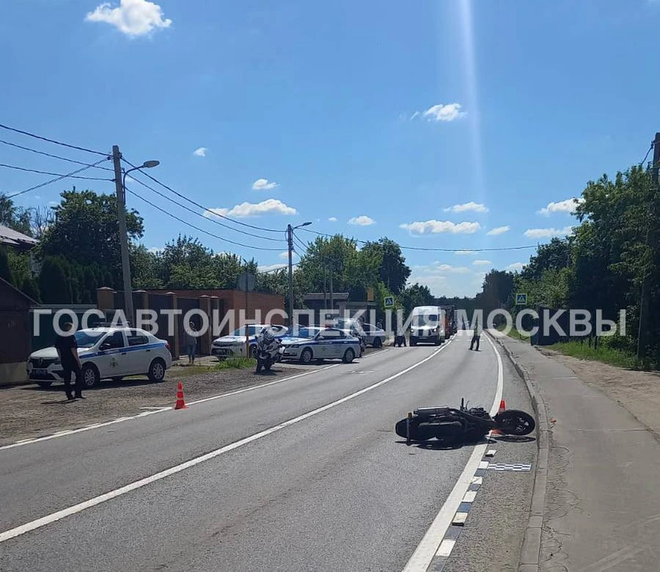 Мотоциклист погиб под колесами грузовика в Москве.