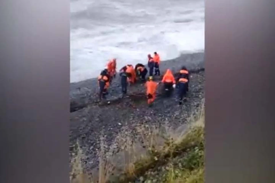 Спасатели вытащили туриста, который все это время дрейфовал в море на бревне. Фото: стоп-кадр