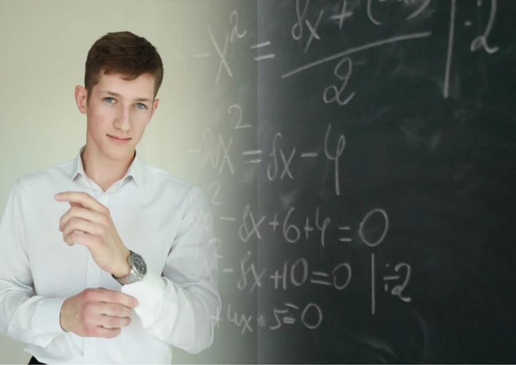 «Занимался каждый день»: выпускник из Челябинской области сдал ЕГЭ по математике и физике на 100 баллов