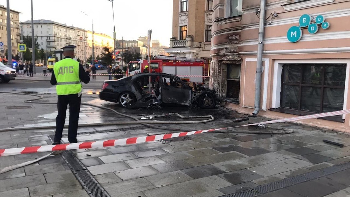 Опубликовано видео смертельного ДТП с Mercedes на Зубовском бульваре в  Москве - KP.RU