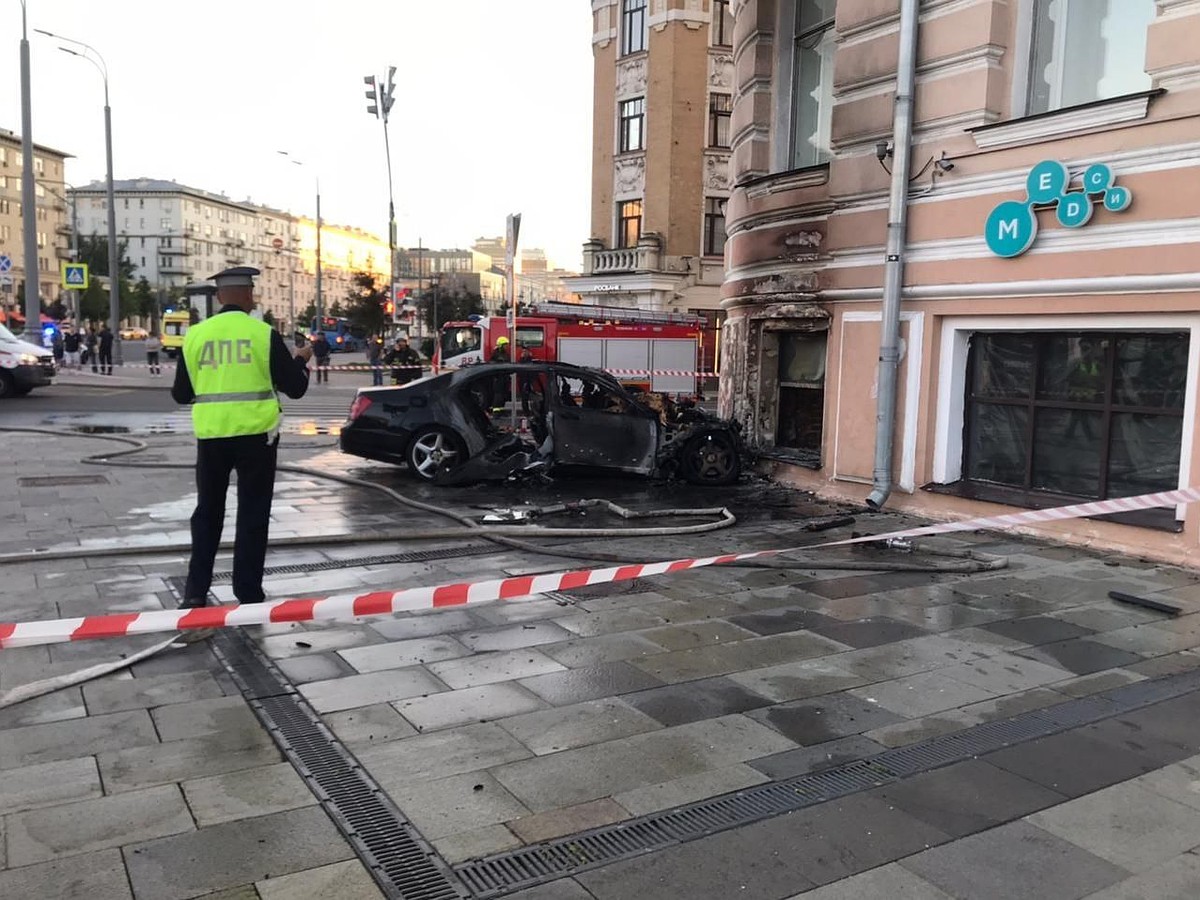 Опубликовано видео смертельного ДТП с Mercedes на Зубовском бульваре в  Москве - KP.RU