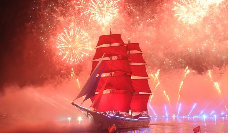 Видео салюта на Алые паруса в Санкт-Петербурге 25 июня 2022