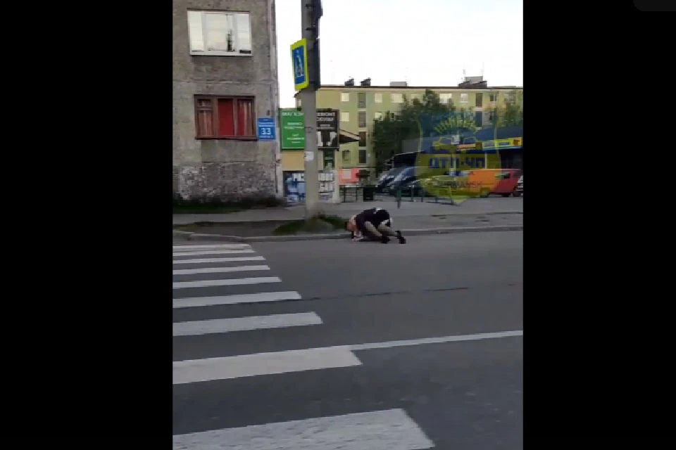 Что не поделили молодые люди - не известно. Фото: скрин видео vk.com/murmansk_dtp