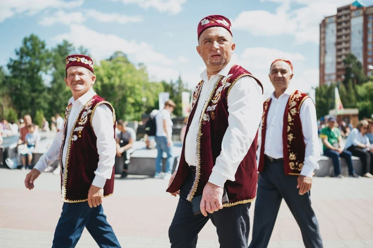 Обилие блюд, тюбетейки и национальные костюмы: Сабантуй в Челябинске спустя два года прошел в традиционном формате