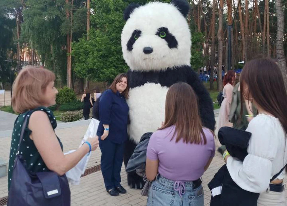 С красавцем-пандой набралось много желающих сфотографироваться