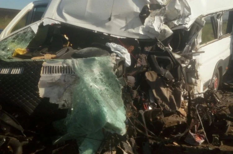 Рейсовый автобус и грузовик с краном-манипулятором столкнулись на трассе в Бурятии