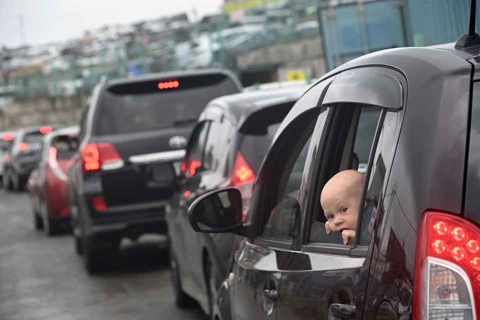 «Могут умереть при +41»: родителей Подмосковья призвали не оставлять детей в машине на жаре.