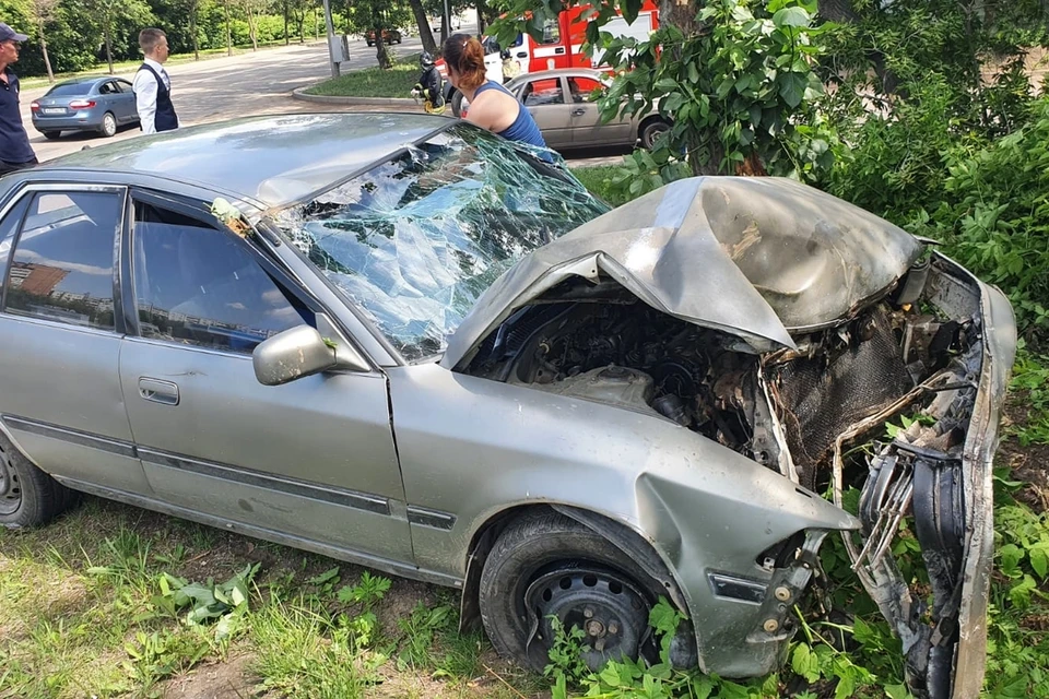 В Красноярске пьяный водитель на большой скорости едва не врезался в автозаправку. Фото: предоставлено очевидцем ДТП