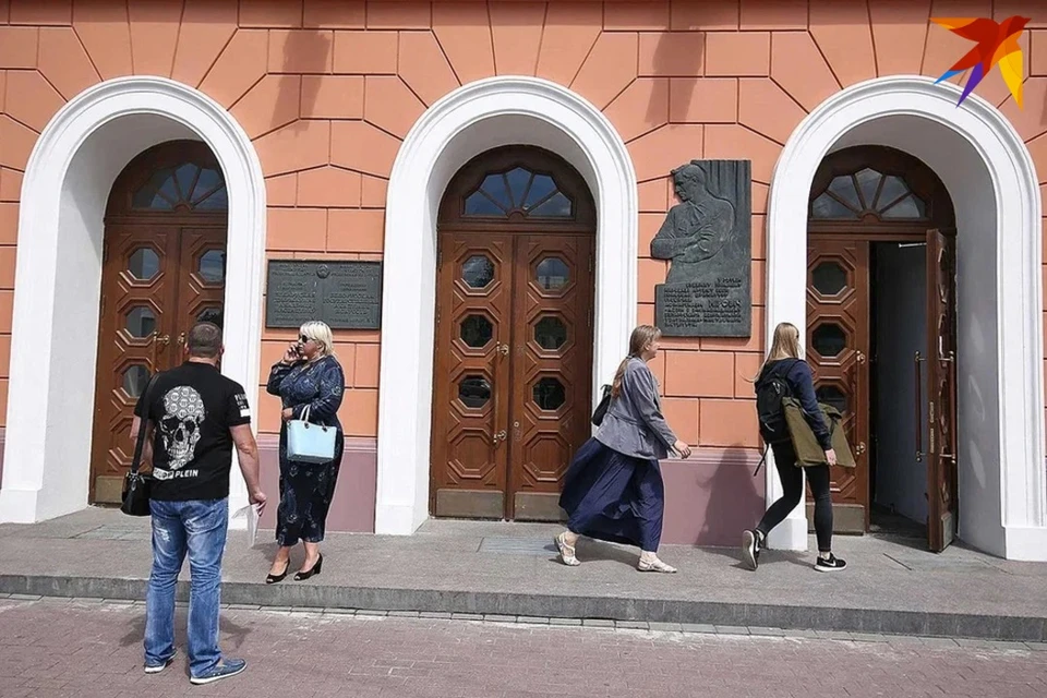 В Комитете госконтроля установили личность абитуриента, который слил в сеть фото с заданиями ЦТ по математике.