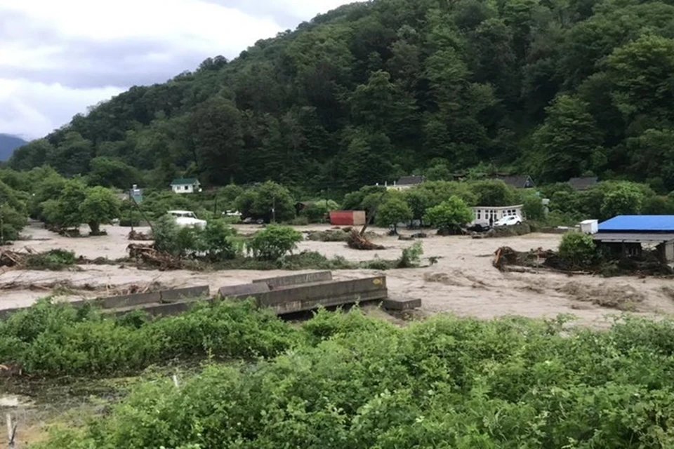 Воду в Краснодаре продолжают откачивать со сложных участков