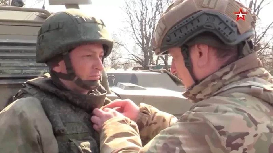 Генерал-полковник Александр Лапин награждает своего сына-танкиста Дениса Лапина, фото: скрин с видео