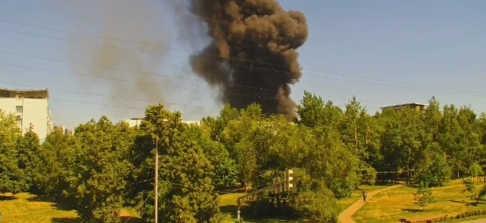 Ангар с покрышками горит в районе Каширского шоссе в Москве.