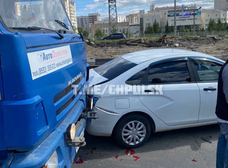 На ульяновском мосту на Минаева 29 июня произошло сразу две аварии с КАМАЗАми