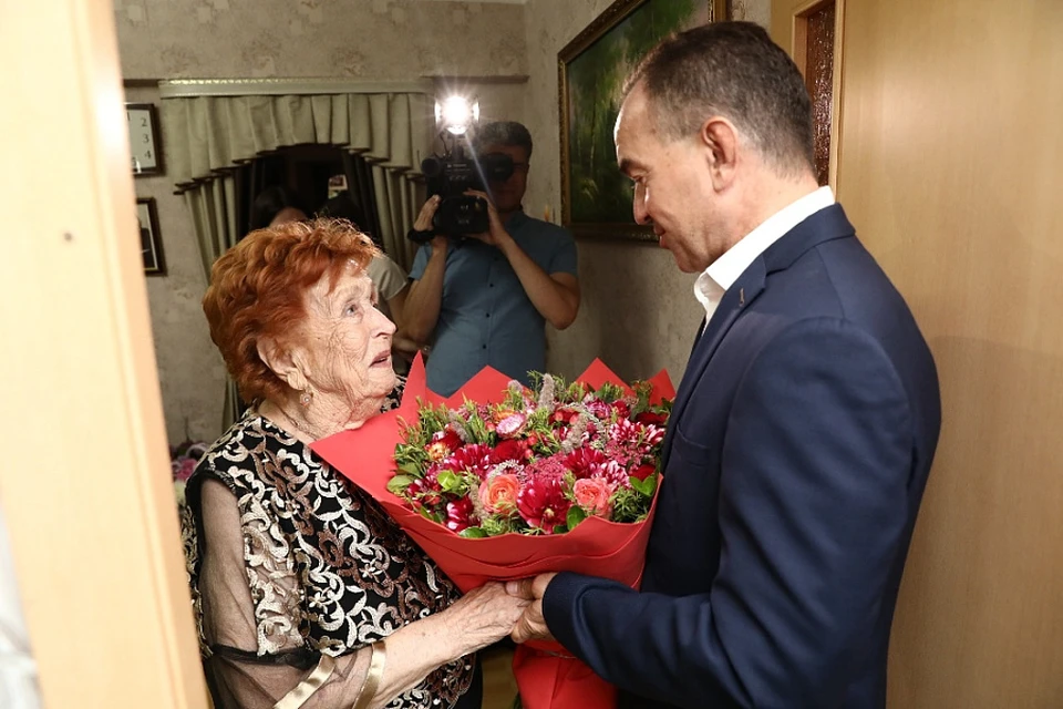 Вениамин Кондратьев поздравил ветерана войны Лидию Резниченко с 95-летием Фото: пресс-служба администрации Краснодарского края