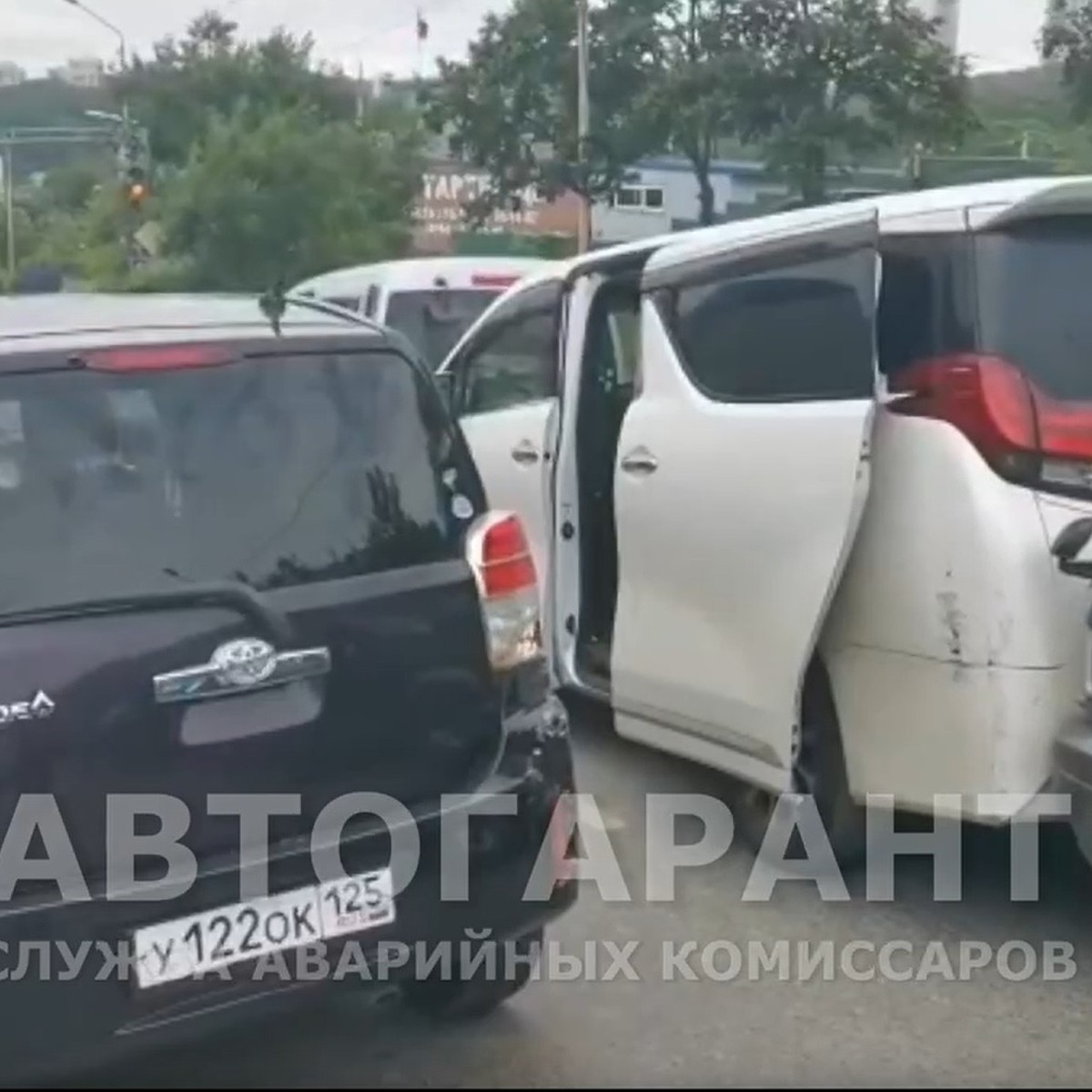 Груженая фура «собрала в кучу» с десяток машин: массовое ДТП во  Владивостоке в эти минуты - KP.RU