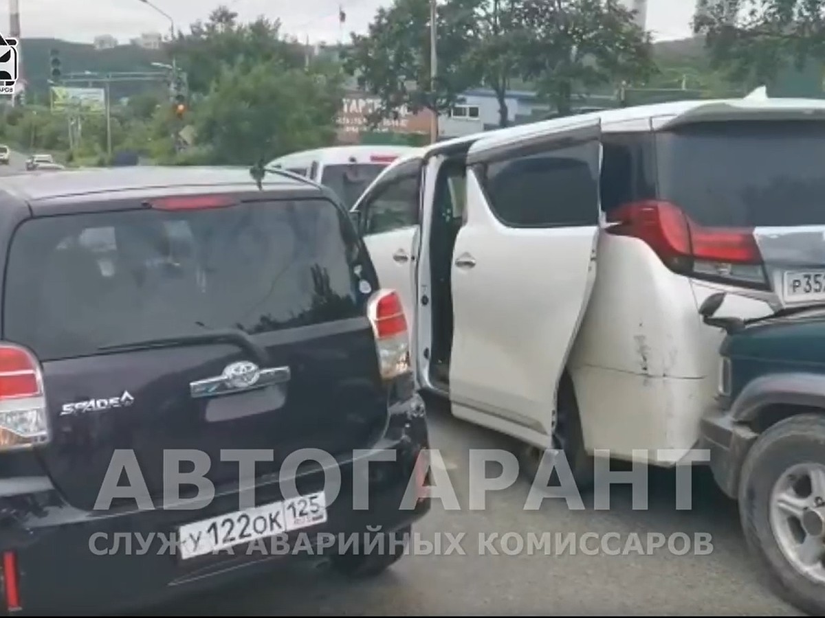 Груженая фура «собрала в кучу» с десяток машин: массовое ДТП во  Владивостоке в эти минуты - KP.RU