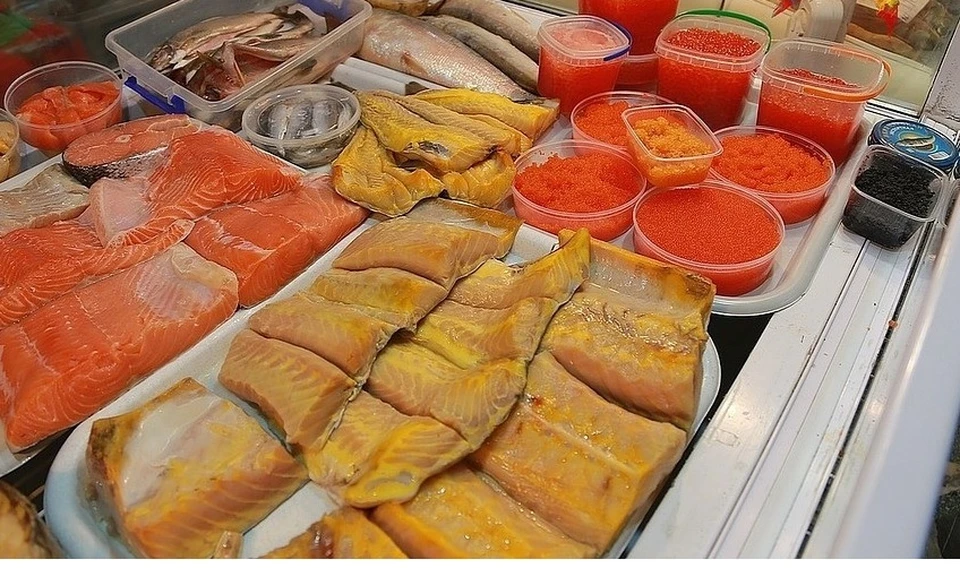 Рыбные продукты всегда привлекают внимание покупателей. Фото: архив "КП".