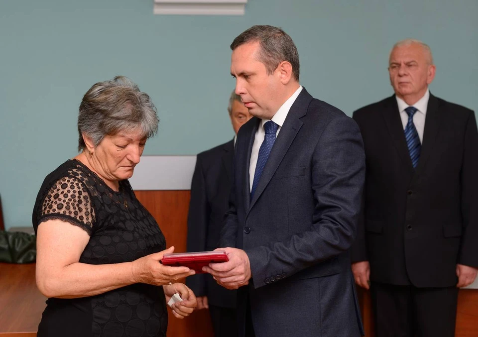 Глава республиканской столицы выразил соболезнования родственникам сержантов. Фото: пресс-служба администрации Майкопа