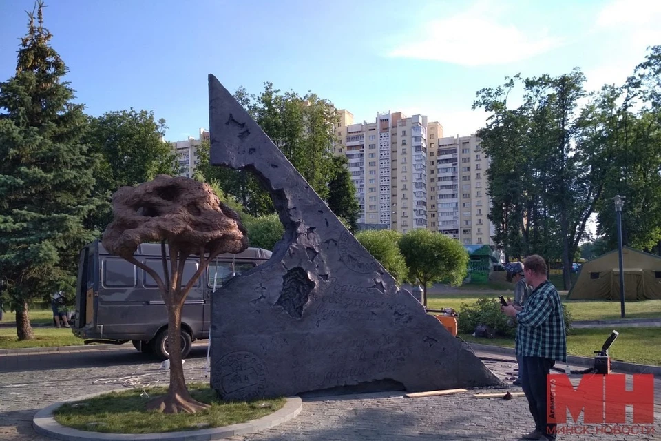 Вот как выглядит памятный знак, для которого передавала советские монеты семья Лукашенко. Фото: телеграм-канал "Минск-Новости"