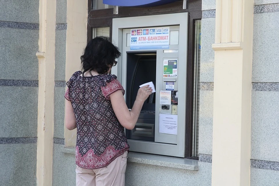 Хабаровчанка украла деньги из банкомата, которые забыл другой клиент