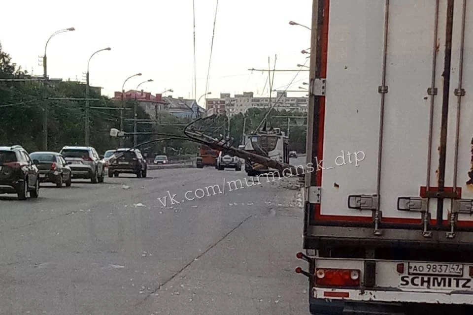 Из-за упавшего столба заблокировано движение. Фото: vk.com/murmansk_dtp