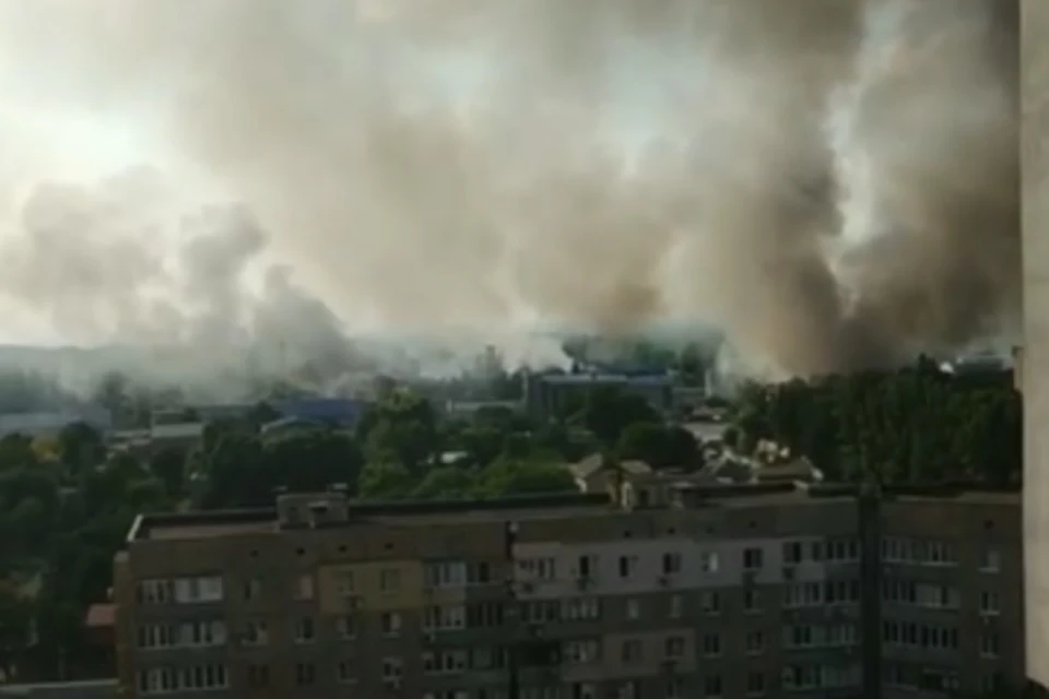 Пылающий район железнодорожного вокзала. Фото: Скриншот видео ТГ/Макаренко