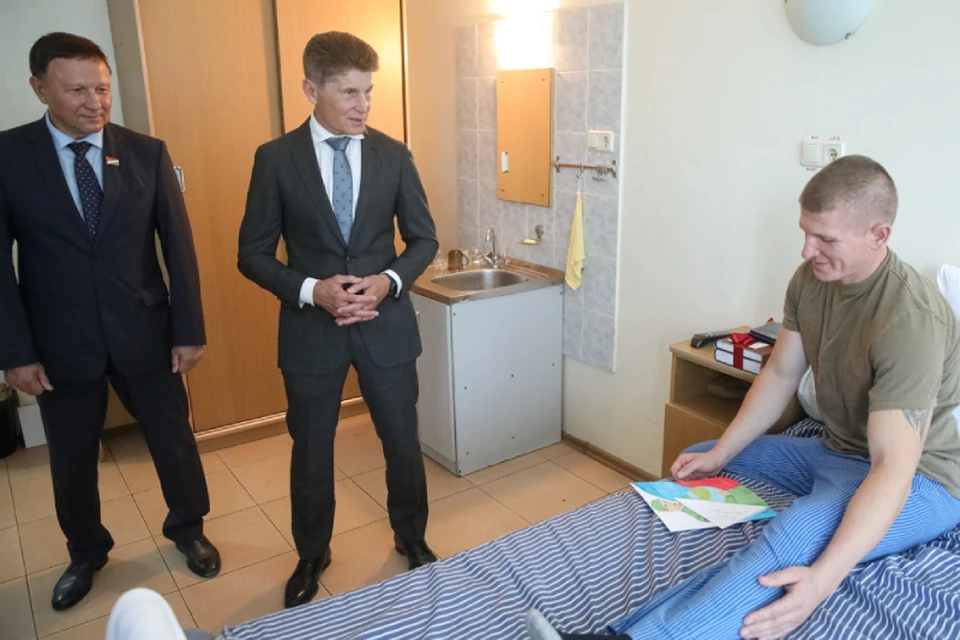 Губернатор Приморья Олег Кожемяко посетил в госпитале раненых морских пехотинцев ТОФ. Фото: пресс-служба администрации края.
