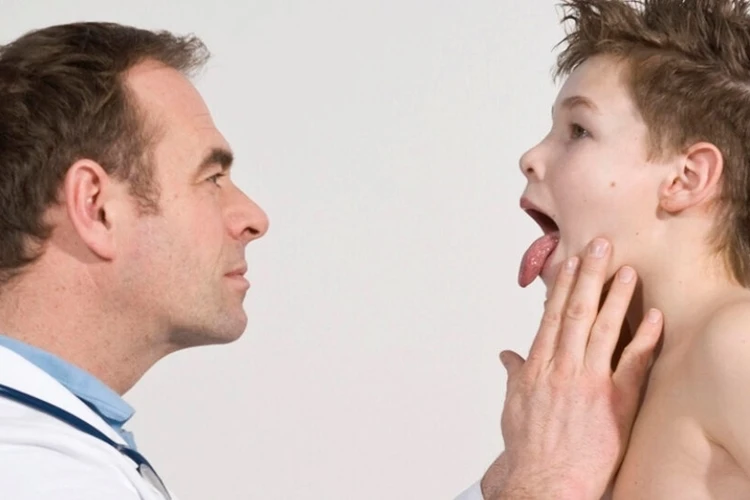 Ангина, уходи: рейтинг таблеток для детей от боли в горле и других неприятных симптомов