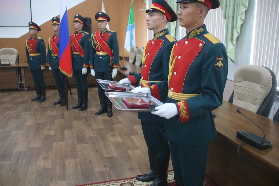 Ордена военнослужащих вручили их семьям. Фото: администрация Бердска