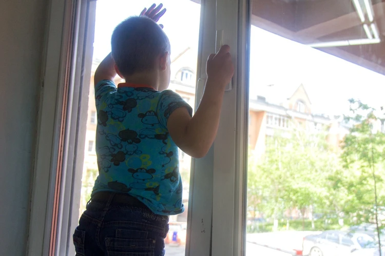 Еще один ребенок выпал из окна в Якутске