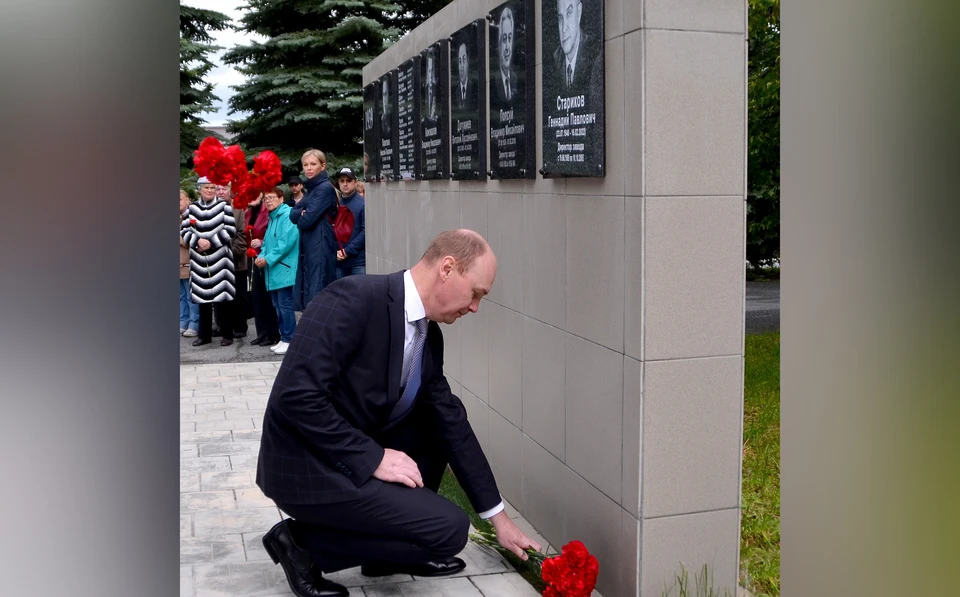 На территории завода в торжественной обстановке была открыта мемориальная доска, посвященная бывшему директору завода Геннадию Павловичу Старикову.