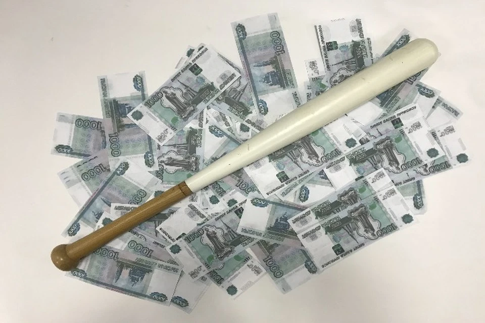 От удара бита сломалась пополам