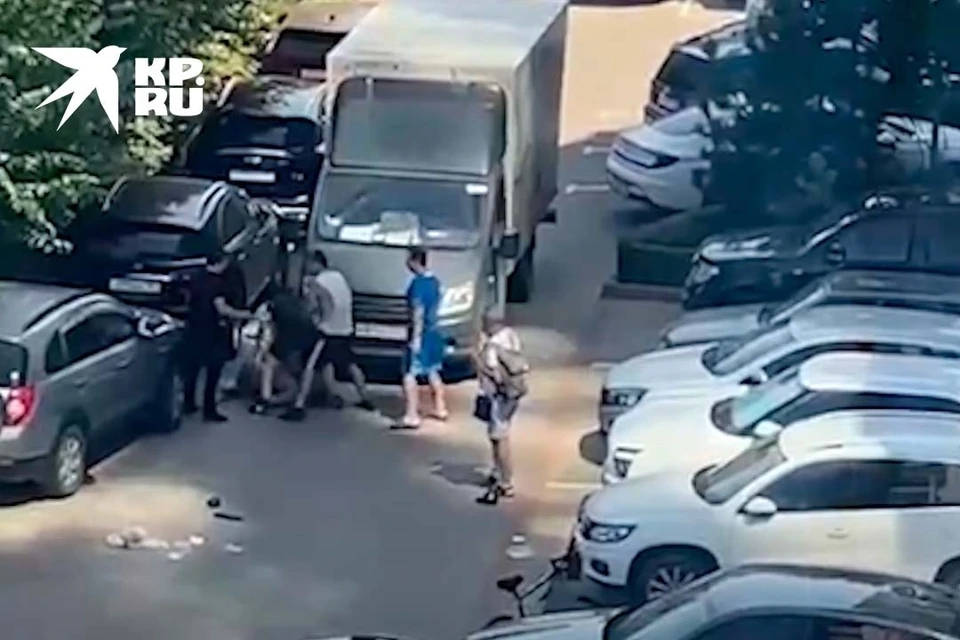 Потасовку сняли на видео в ЖК по улице Совхозной Фото: кадр из видео
