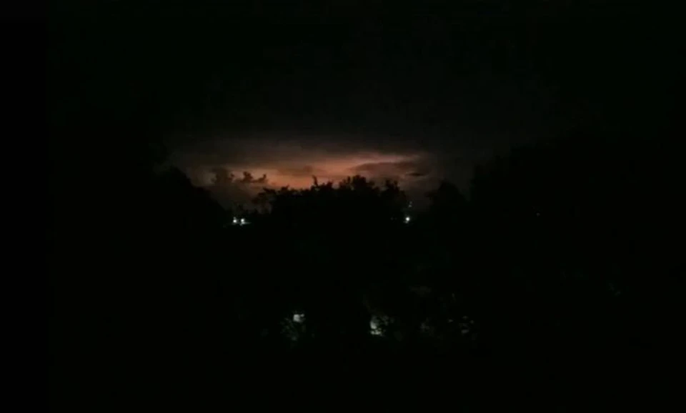 На кадрах видны вспышки на небе, но при этом нет дождя. Фото: скриншот с видео "Бийск. Субъективно"