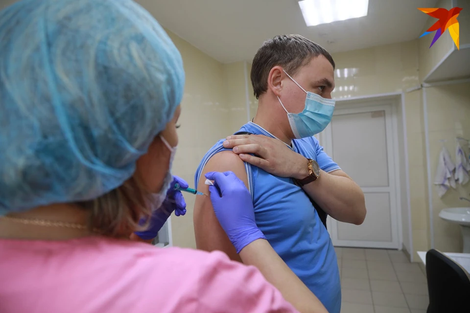 Белорусский врач считает бустерную вакцинацию лучшим способом сохранить иммунитет к ковиду.